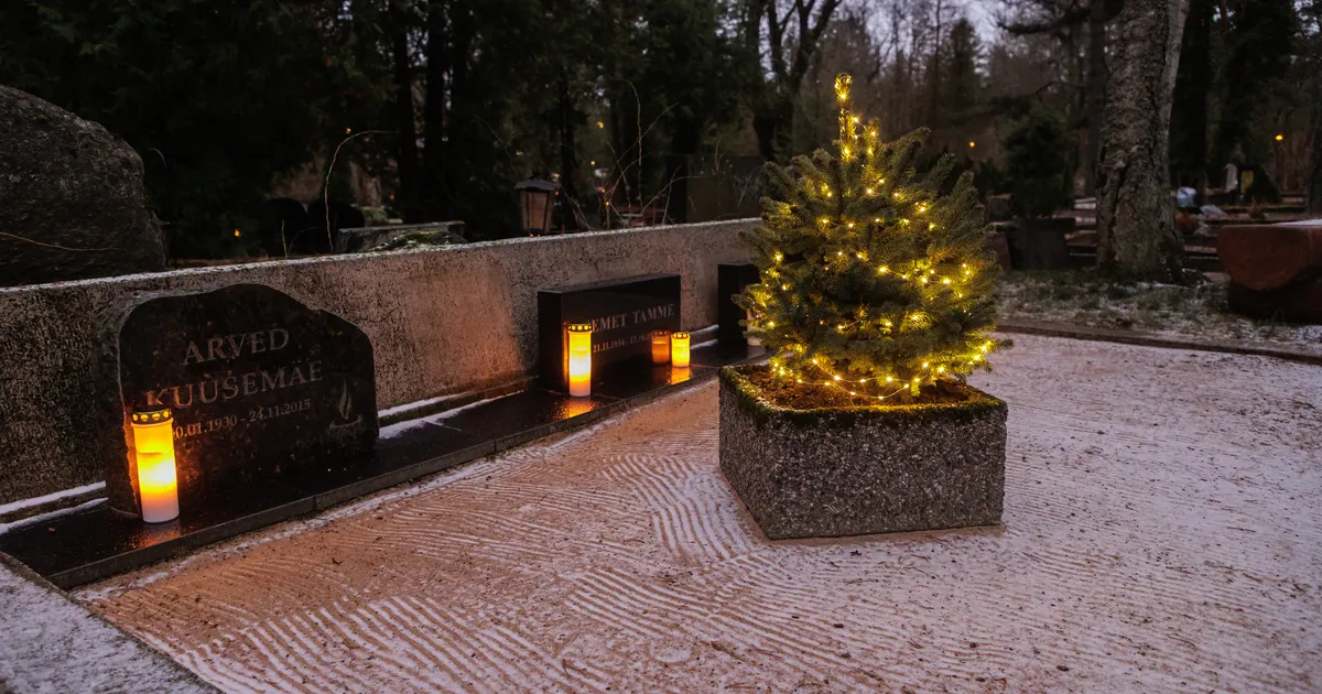 FOTOD ⟩ Rahumäe kalmistu mattus küünlasärasse
