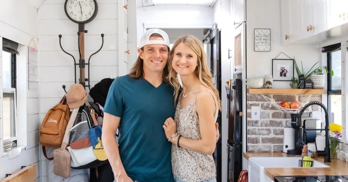 «Kodu on seal, kuhu pargime!» Noor pere vahetas tavalise maja hubase koolibussi vastu