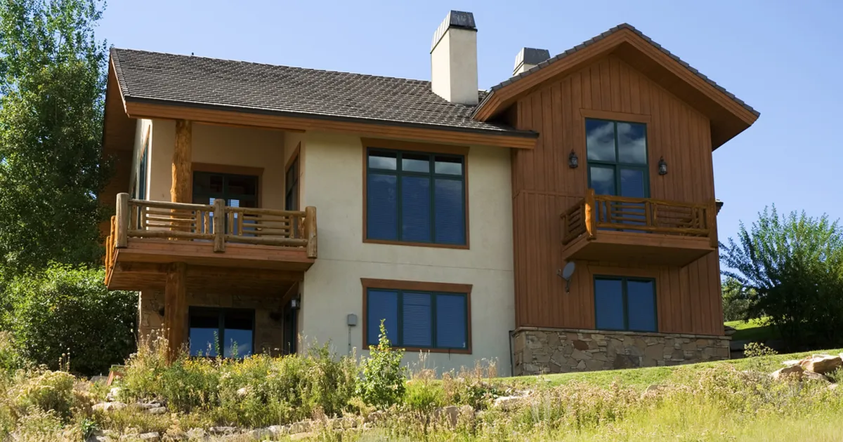 Lünk seaduses: kodutu naine võttis üle pere maja, kui tal oli lubatud seal korraks ööbida