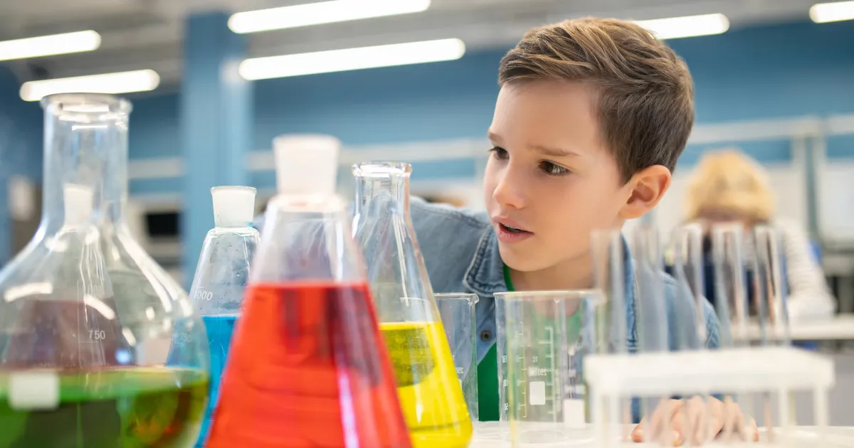 ARVAMUS ⟩ Keemiaõpetaja ülesanne peaks olema õpetada, mitte materjale osta