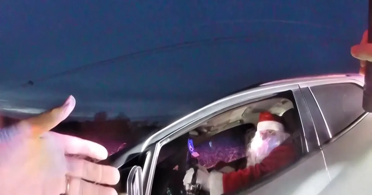 VIDEO ⟩ Ameerikas Ohio osariigis peatati kiirust ületanud jõuluvana: mul on relv, ma ei liiguta enne, kui lubate
