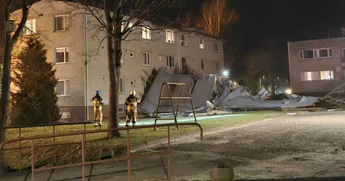 FOTOD ⟩ Torm rebis Kärdlas asuvalt kortermajalt katuse ja laepaneeli