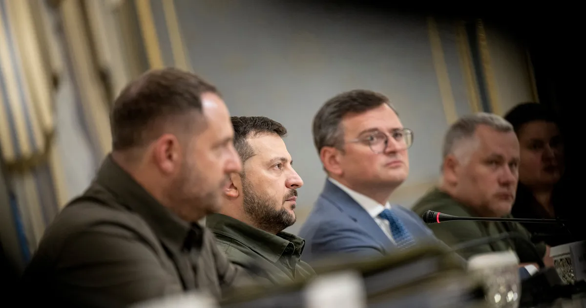 KOHALIK VAADE ⟩ Zelenskõi kõhklemine tekitab Ukrainas võimuvaakumi