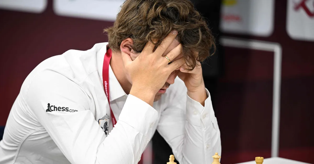 VIDEO ⟩ Malegeenius Magnus Carlsen valas MMil viha välja kaameramehe peal