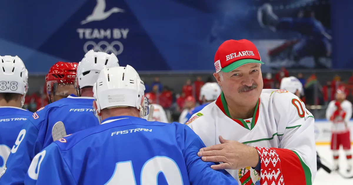 VIDEO ⟩ Valgevene diktaator Aljaksandr Lukašenka kukkus hokijääl valusalt: tüüpiline tööõnnetus
