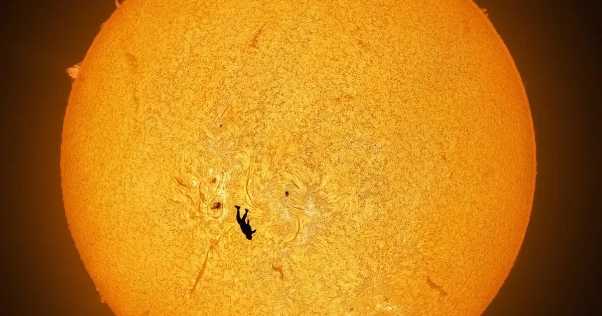 INIMENE, VARI JA PÄIKE ⟩ Imetabasel fotol sulanduvad taevas, müüt ja teadus