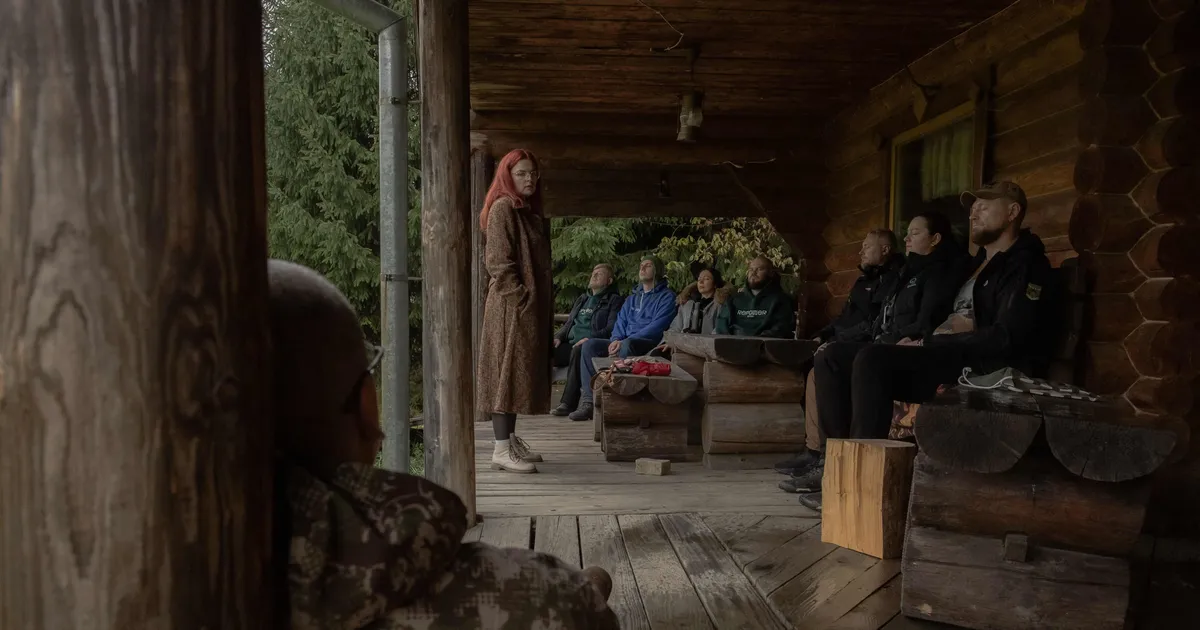 KAMRAADID AINA LANGEVAD ⟩ Traumalaager mägedes aitab Ukraina rindemeedikutel vaimseid haavu tohterdada