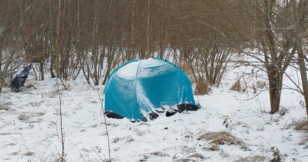 FOTOD JA VIDEO ⟩ Talvises Tartus pälvib tähelepanu tühermaale püstitatud telk: kas keegi elab seal?