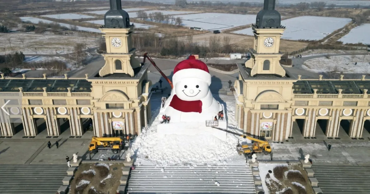 VIDEO ⟩ Hiinas meisterdati valmis üle 3000 tonni kaaluv lumemees