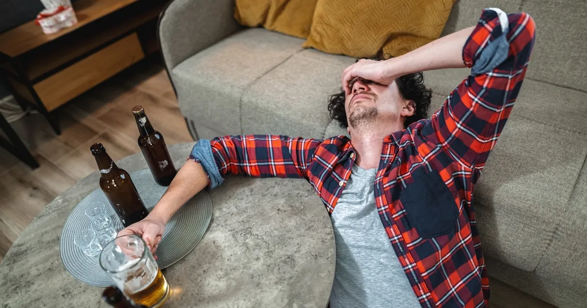 PEA PAKS KUI TÜNN ⟩ Kuidas ära hoida aastavahetuse karmi pohmakat?