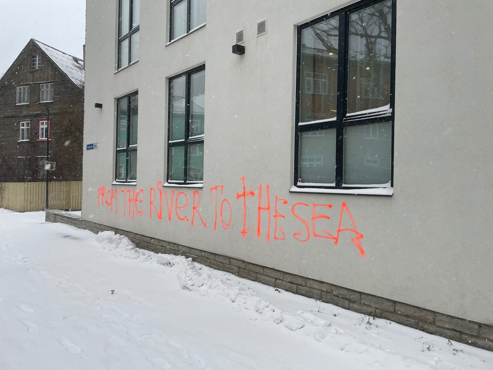 FOTOD | Kalamajas soditi majale „jõest mereni“ lause, politsei alustas menetlust