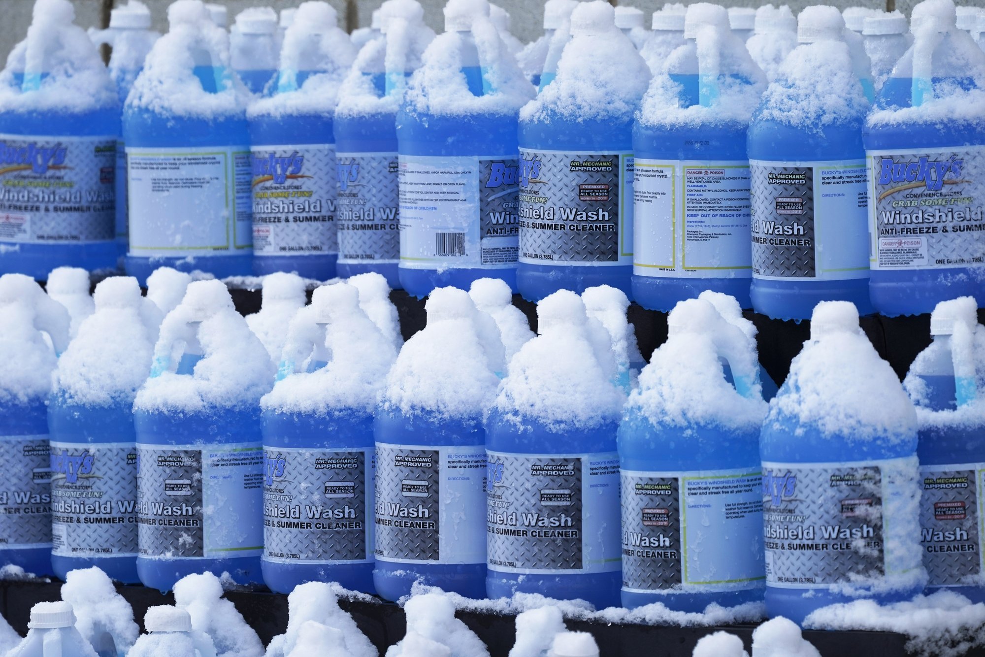 KEEMIK HINDAB | Kas kodus valmis segatud klaasipesuvedelikku kõlbab autosse valada?