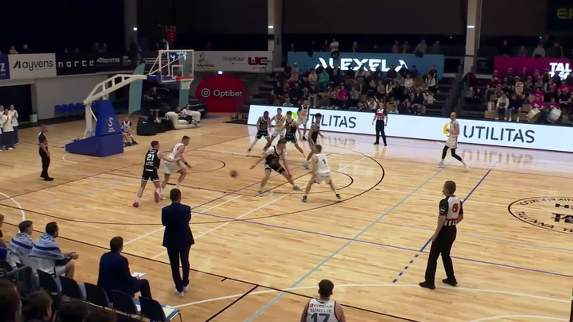 MÄNGU HETKED | „Aina paremaks läheb!“ Siim-Markus Post kostitas kaaslasi ilusöötudega