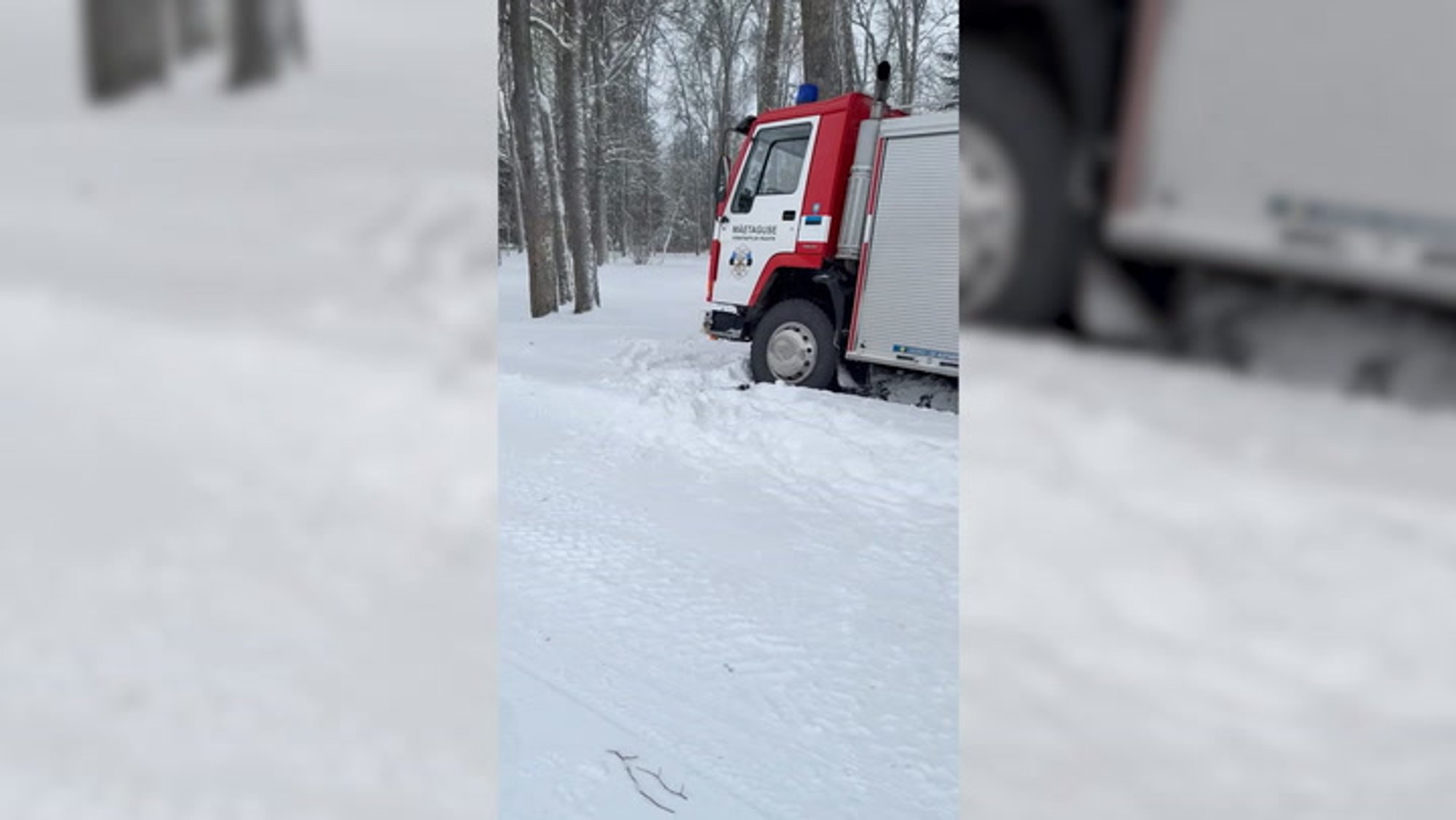 VIDEO | Mäetagusel sõitis vabatahtlike päästjate päästeauto teelt välja, kohalikud läksid appi