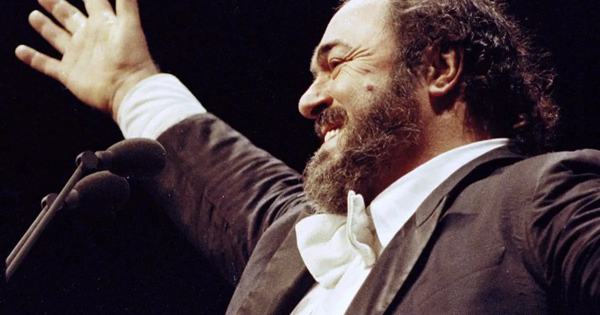 SKANDAAL ⟩ «See on mõnitamine!» Luciano Pavarotti kuju ähvardab Jaak Joala skulptuuri saatus