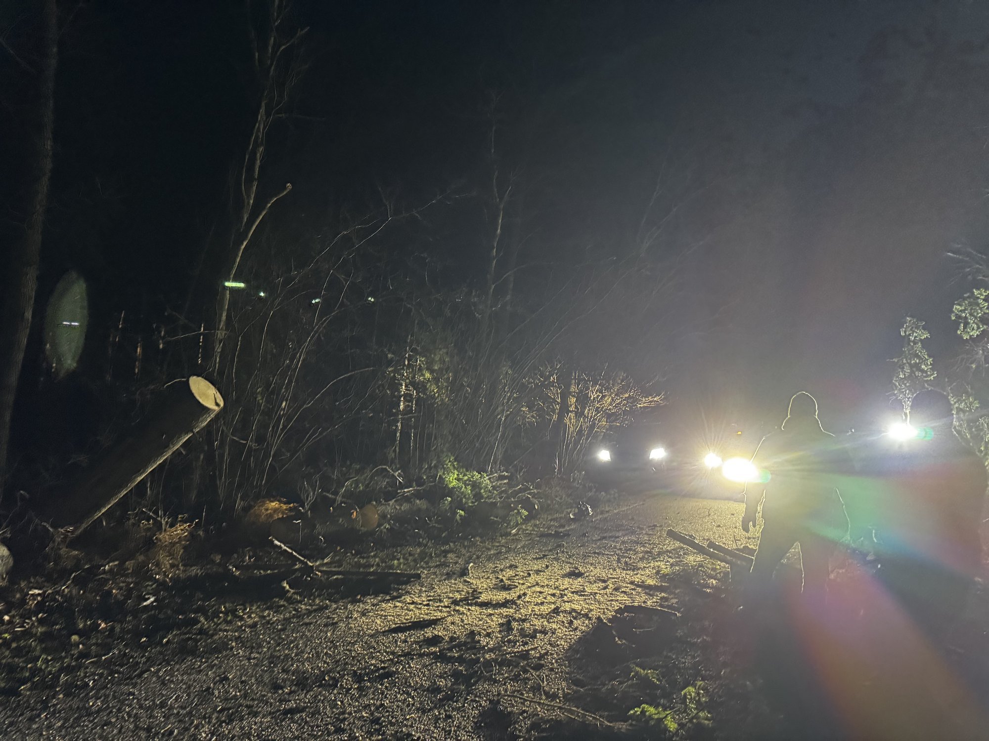 Lääne-Harju valla vabatahtlike öine A-rühm jahib tormimurdu kolme maasturi, piruka ja Husqvarnadega