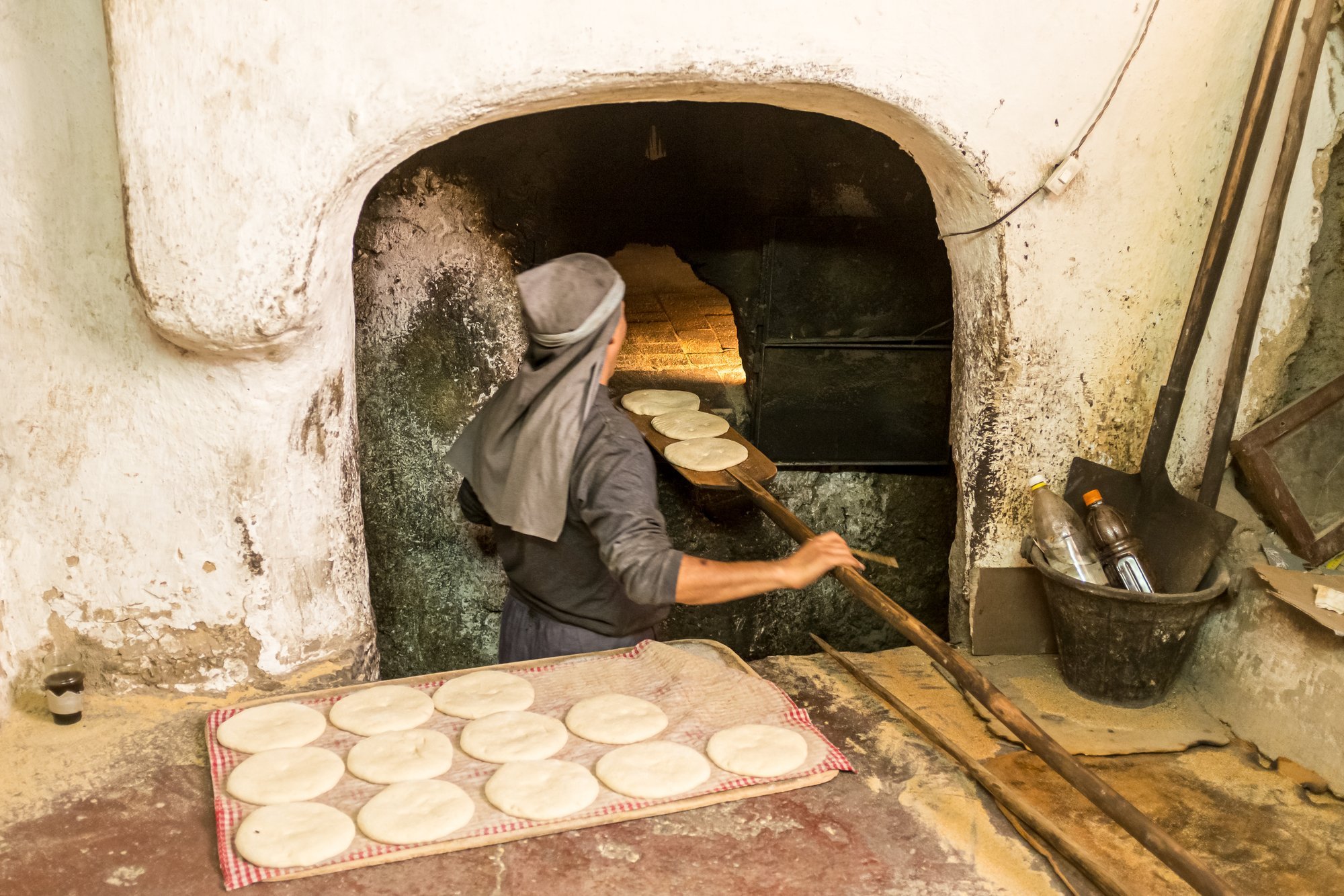 Eestlane Marokos: marokolased elavad vannitoas ja lõiguvad süüa ning sõtkuvad leivatainast otse põrandal