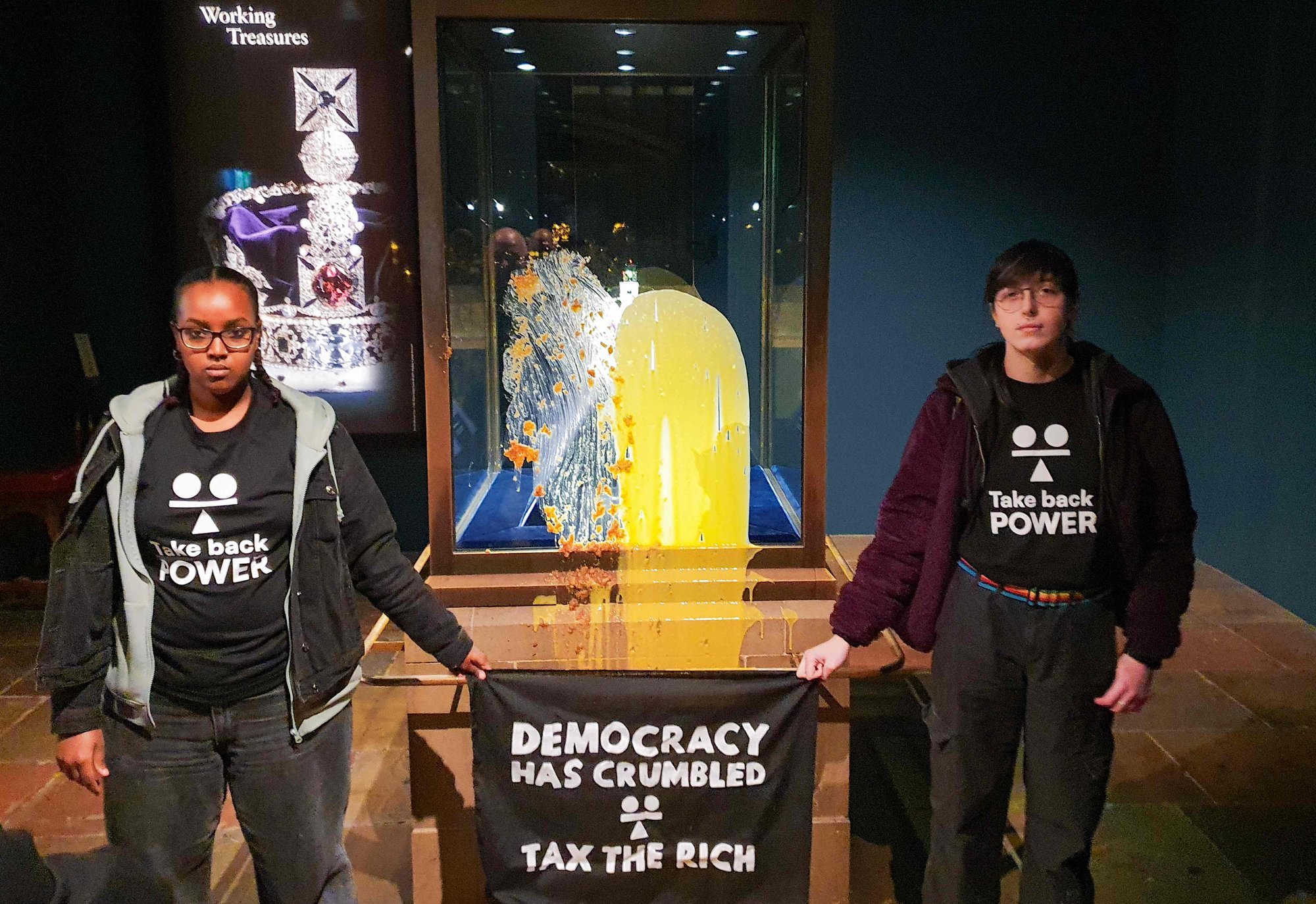 Londoni Toweris viskasid ebavõrdsuse vastu protestijad Briti kroonijuveele sisaldavat klaaskasti toiduga