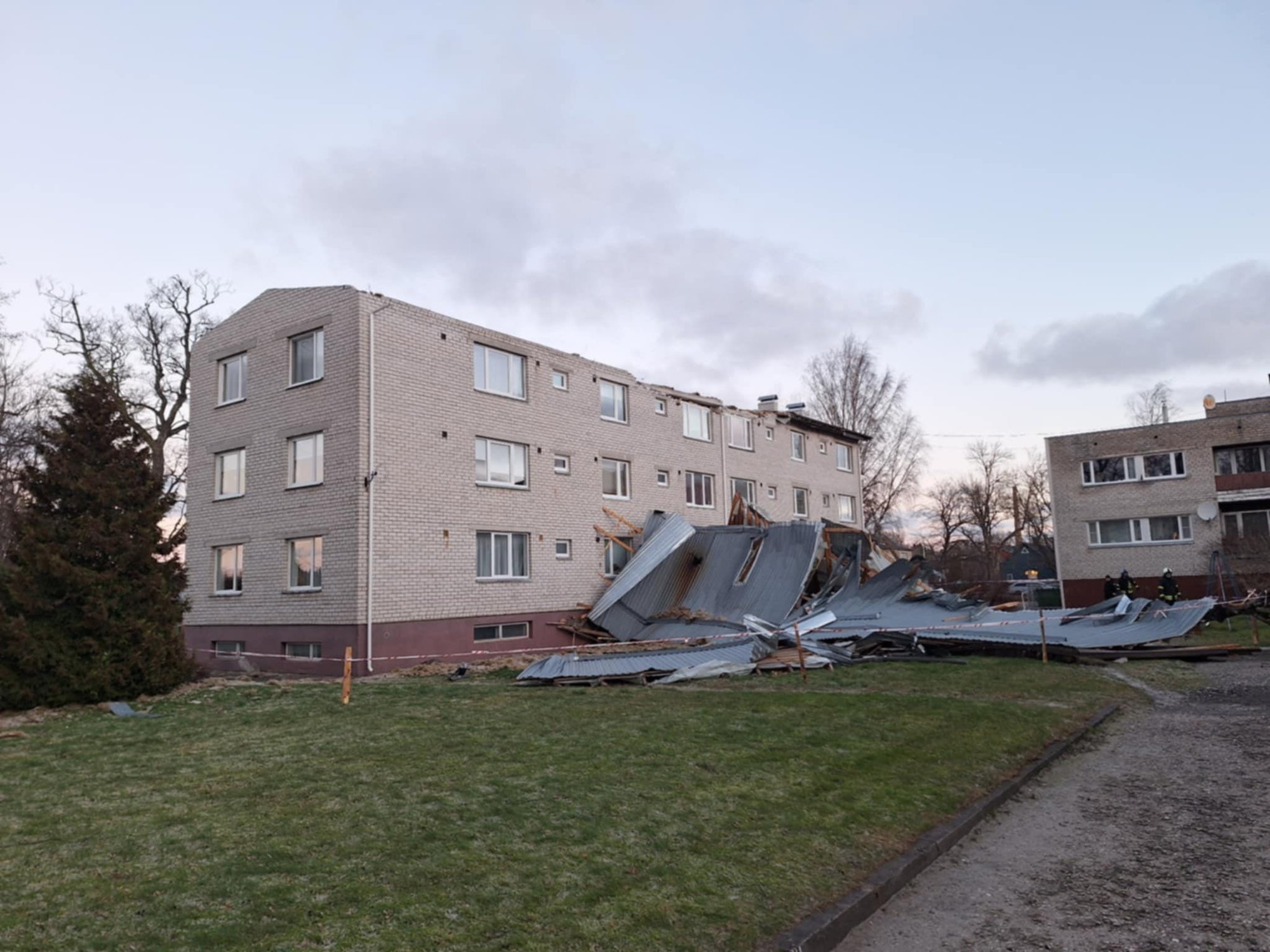 FOTOD | Raju torm viis Kärdla kortermajalt katuse, kuid seda juba taastatakse