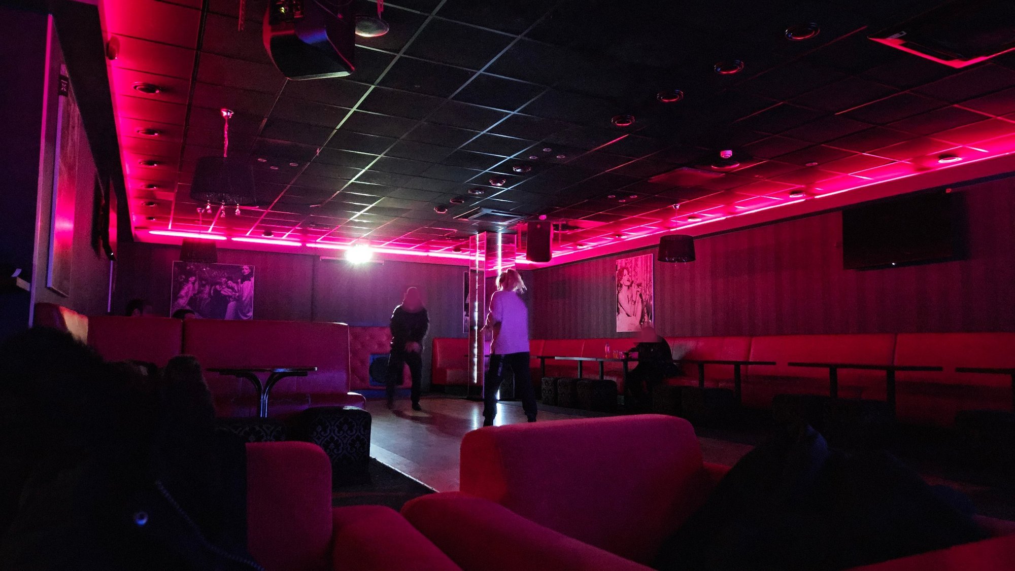 See baaridaam ajab isegi tugevaimad mehed närvi. Mis juhtub Lasnamäe baarides pärast päikeseloojangut?