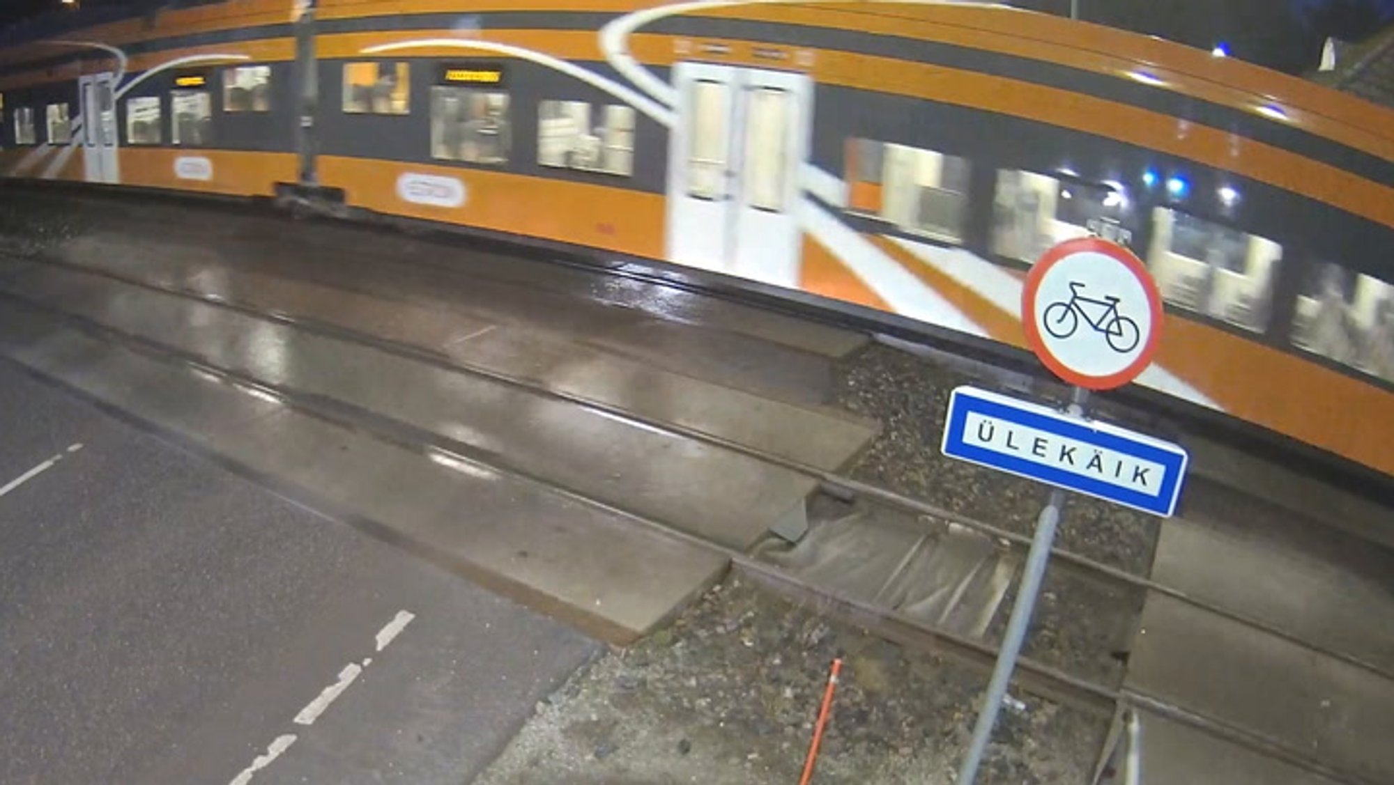 VIDEO | „See oli liiga napikas!“ Rongijuhi kiire reageerimine päästis ratturi elu