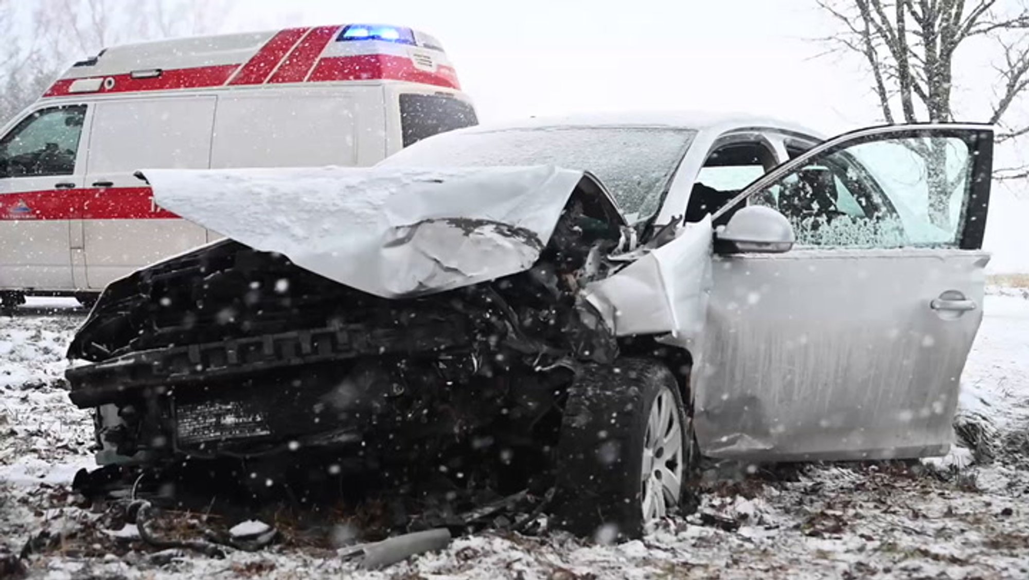 VIDEO ja FOTOD | Viljandimaal sõitis auto vastu puud, juht viidi haiglasse