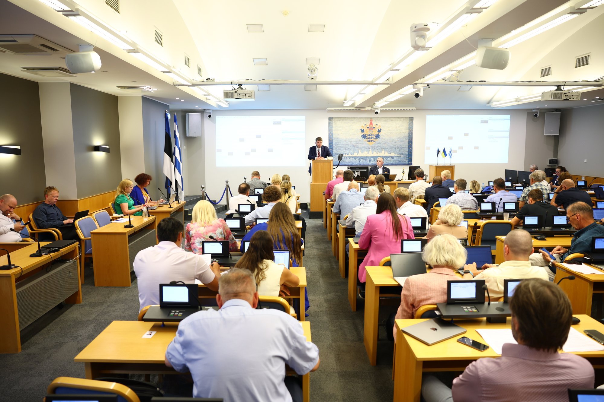 Tallinna linnavolikogu uue koosseisu 13 liiget peatasid oma volitused