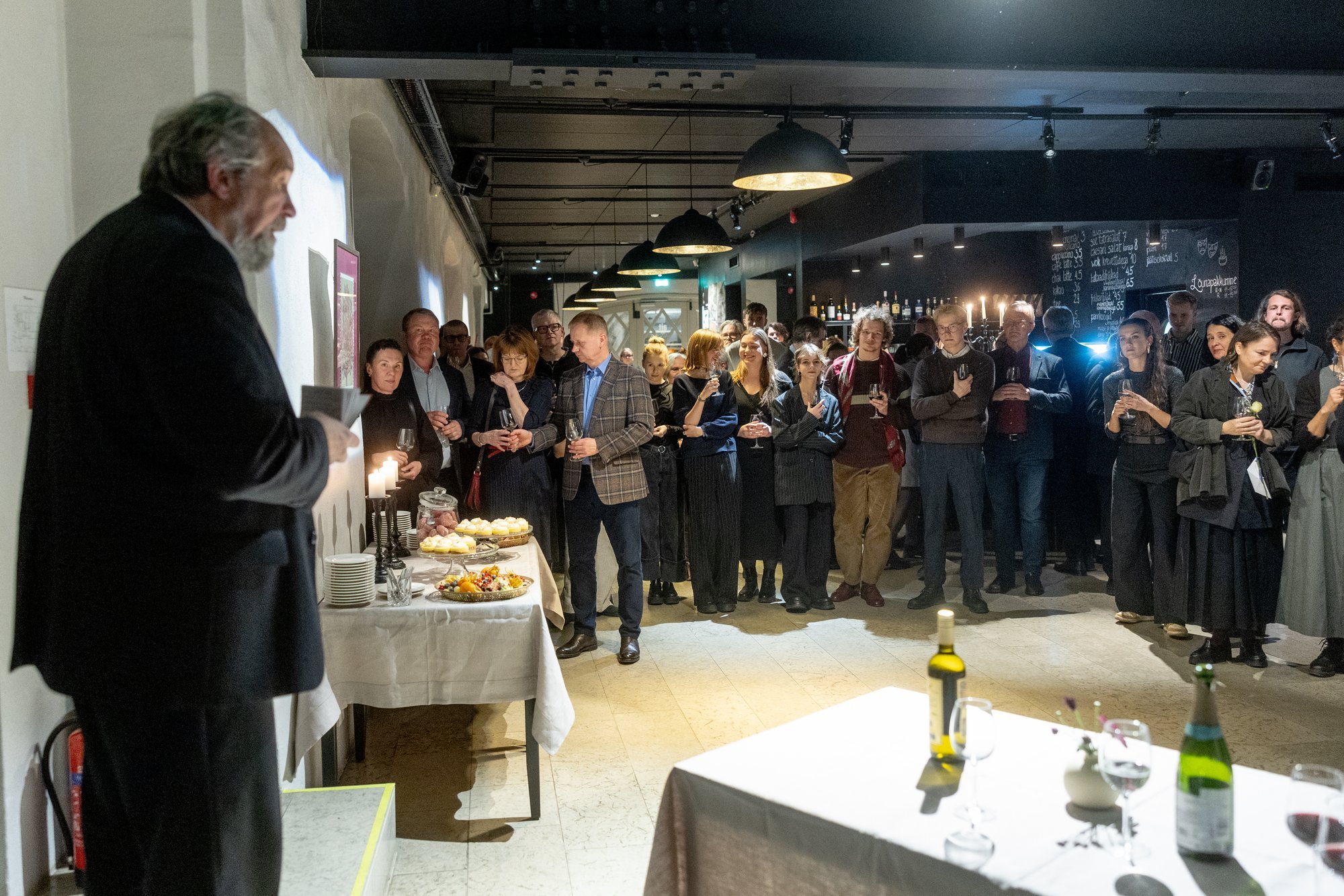 FOTOLUGU | Esietendus pingete keskel sündinud „Näitemäng“. Lembit Peterson: loodan, et Theatrum ei vaikiks, vaid jääb ikka vaikseks teatriks