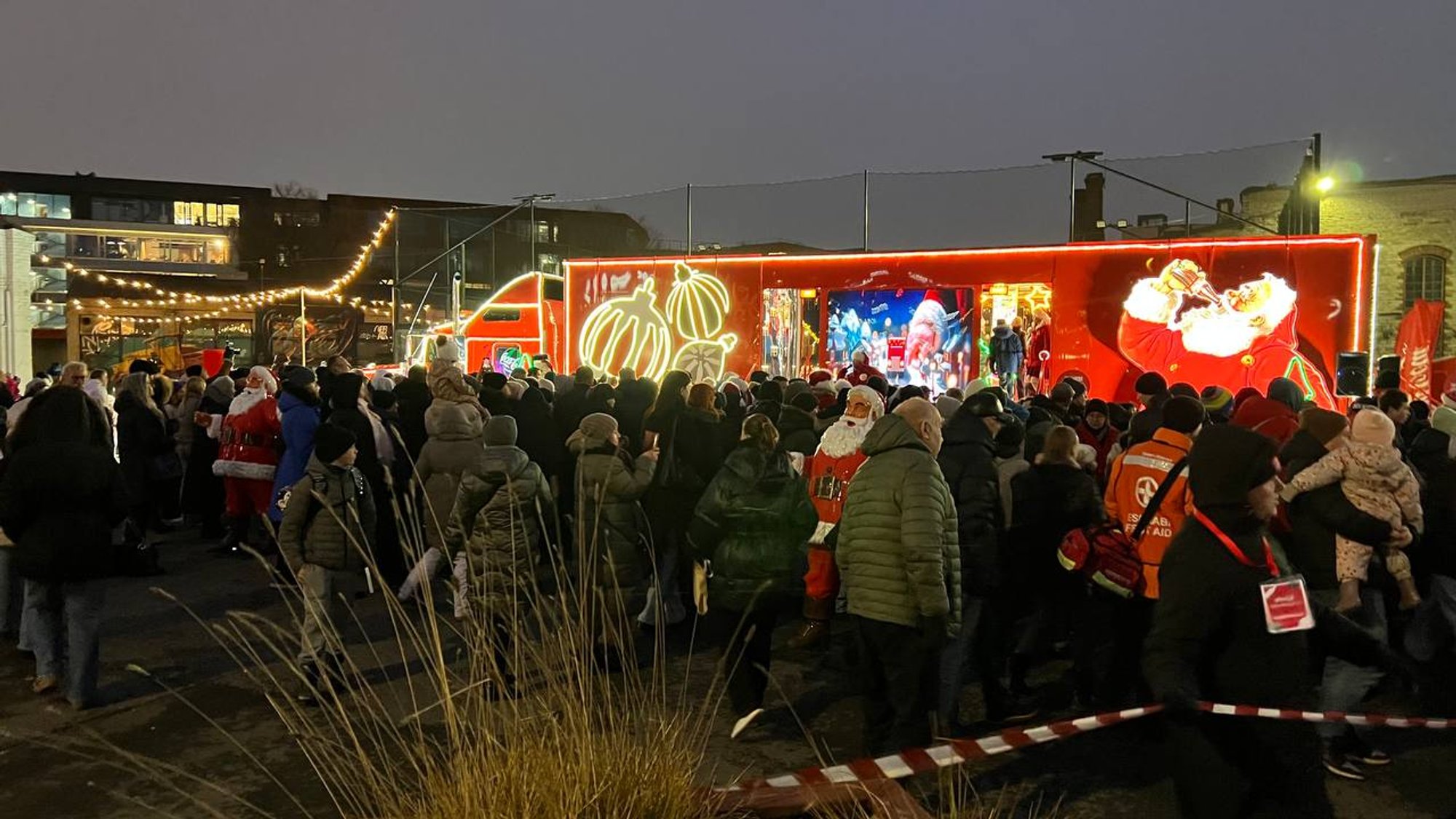VIDEO ja FOTOD | Coca-Cola jõulukaravan jõudis Tallinnasse! Suur rahvahulk kogunes seda uudistama