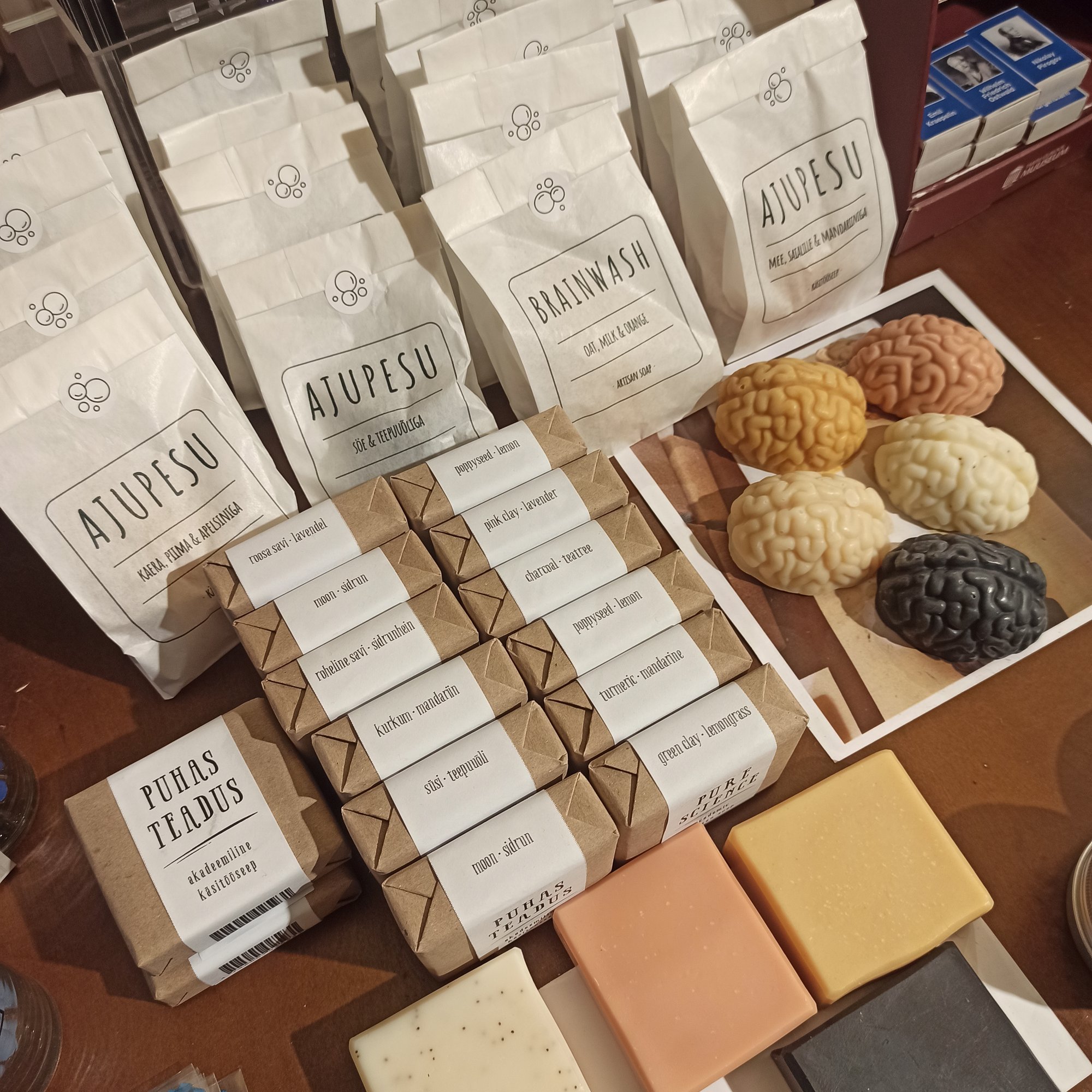 KUULA | Ajupesuseep ja luksuslik luuvurr. Kingiideed muuseumipoodidest ja kuidas sünnivad suurnäitused