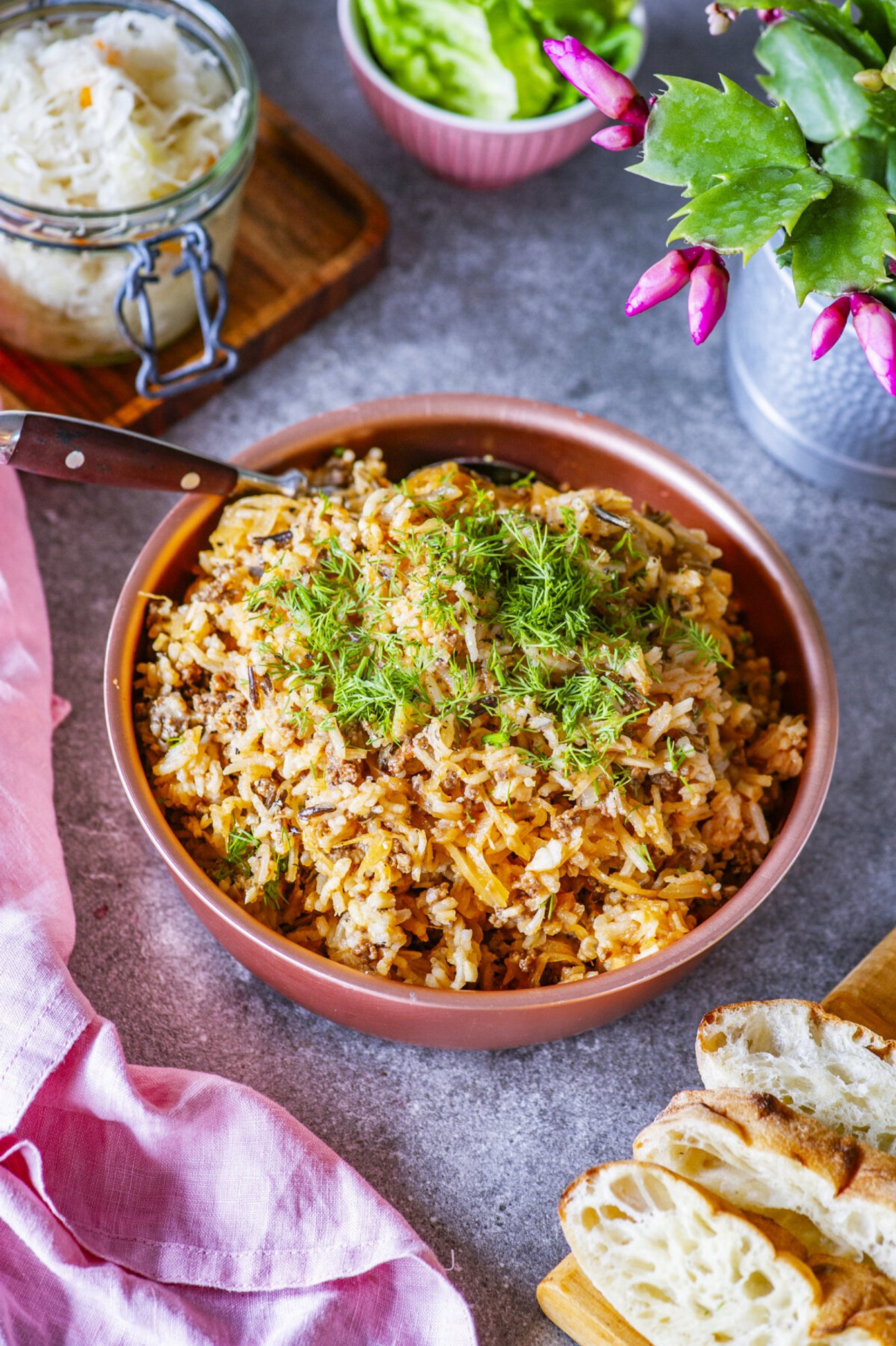 Hea lihtne toit, mis täidab kõhu pikaks ajaks: kodune hakklihahautis ­hapukapsaga