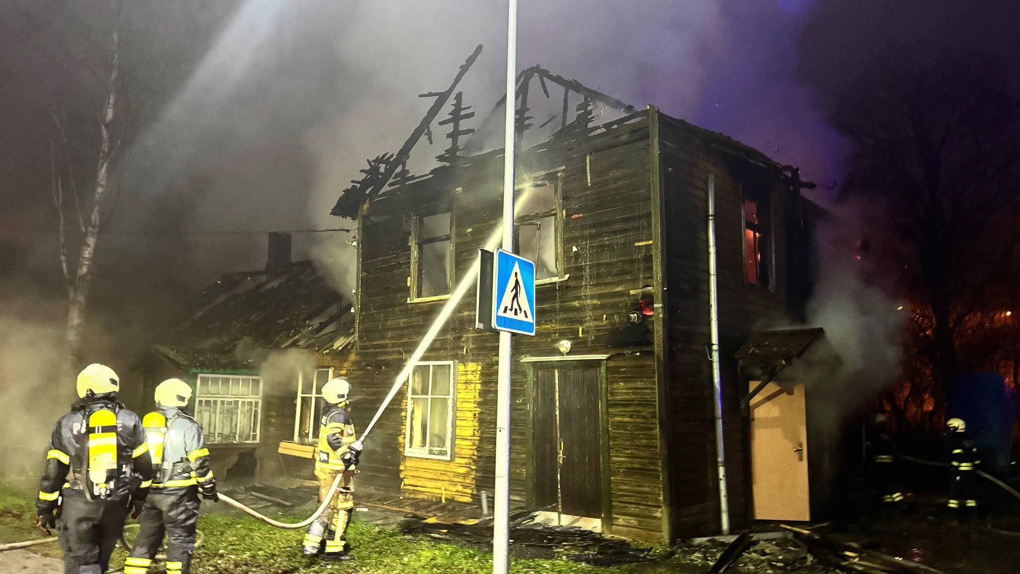 FOTOD | Türi linnas hukkus eluhoone tulekahjus inimene