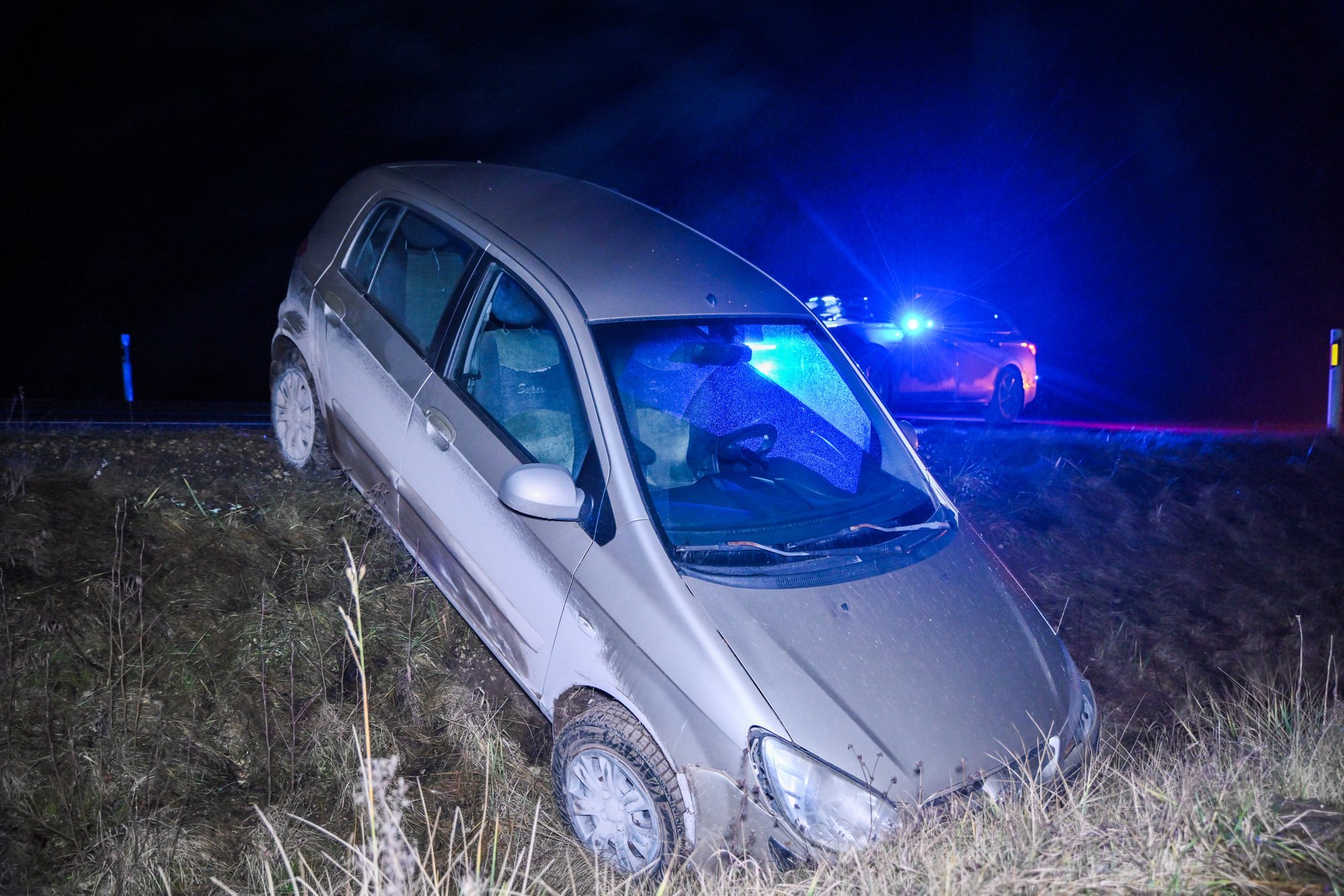 FOTOD | Joobes ja juhtimisõiguseta 21-aastane mees sõitis Viljandimaal autoga kraavi