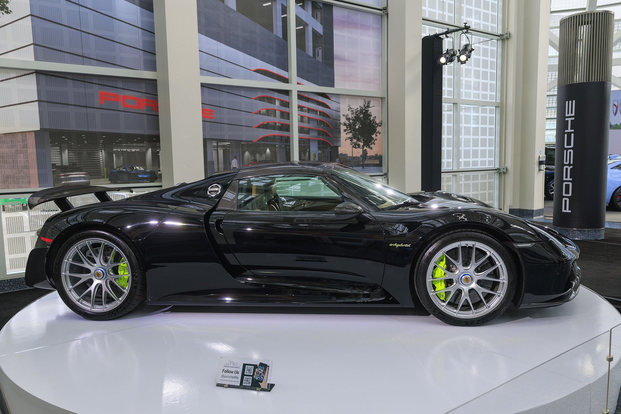 Venemaal muutusid Porsche autod rikke tõttu liikumatuks. „Viga võis olla tekitatud tahtlikult“