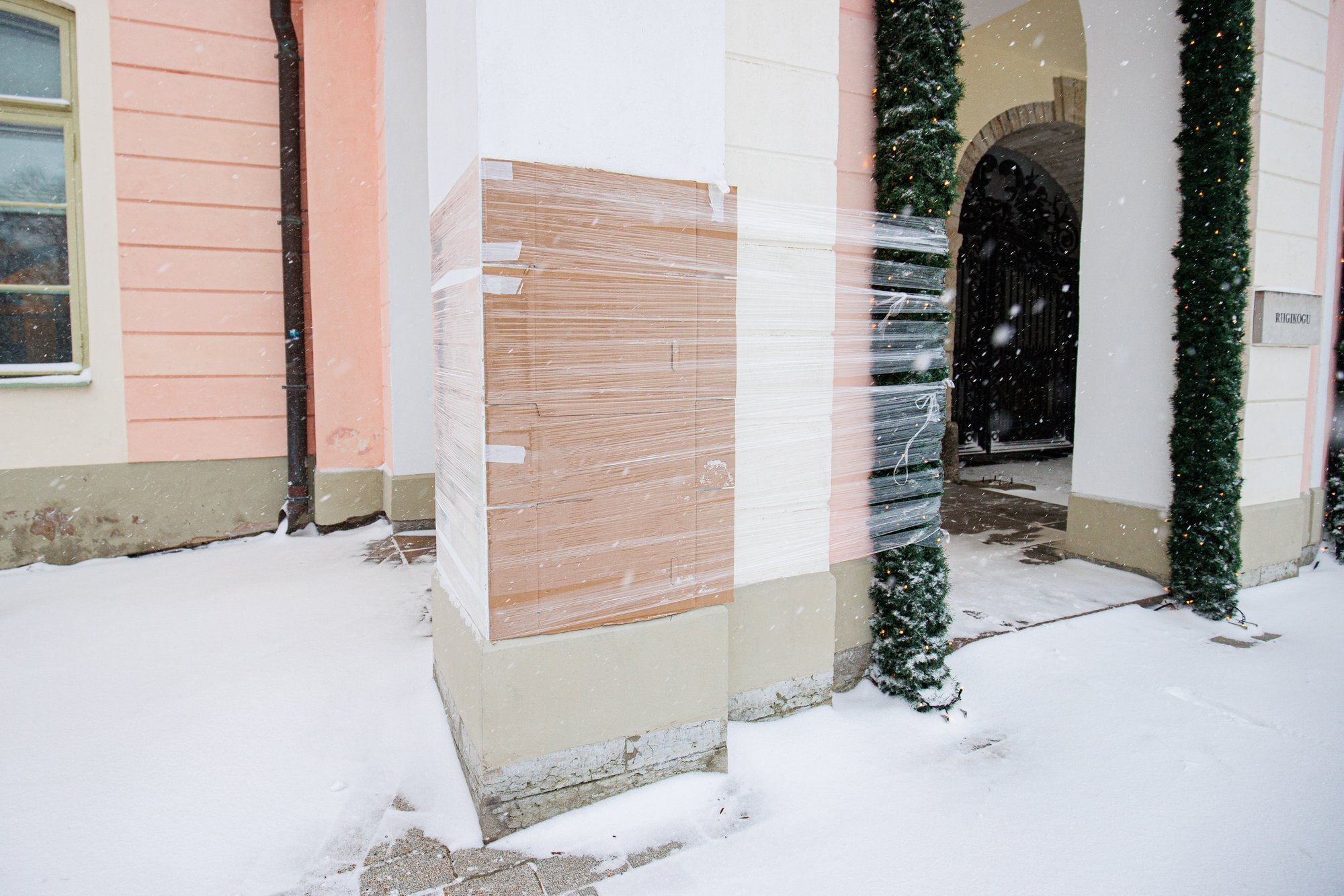 FOTOD | Riigikogu sambale soditi Z-täht, politsei alustas väärteomenetlust