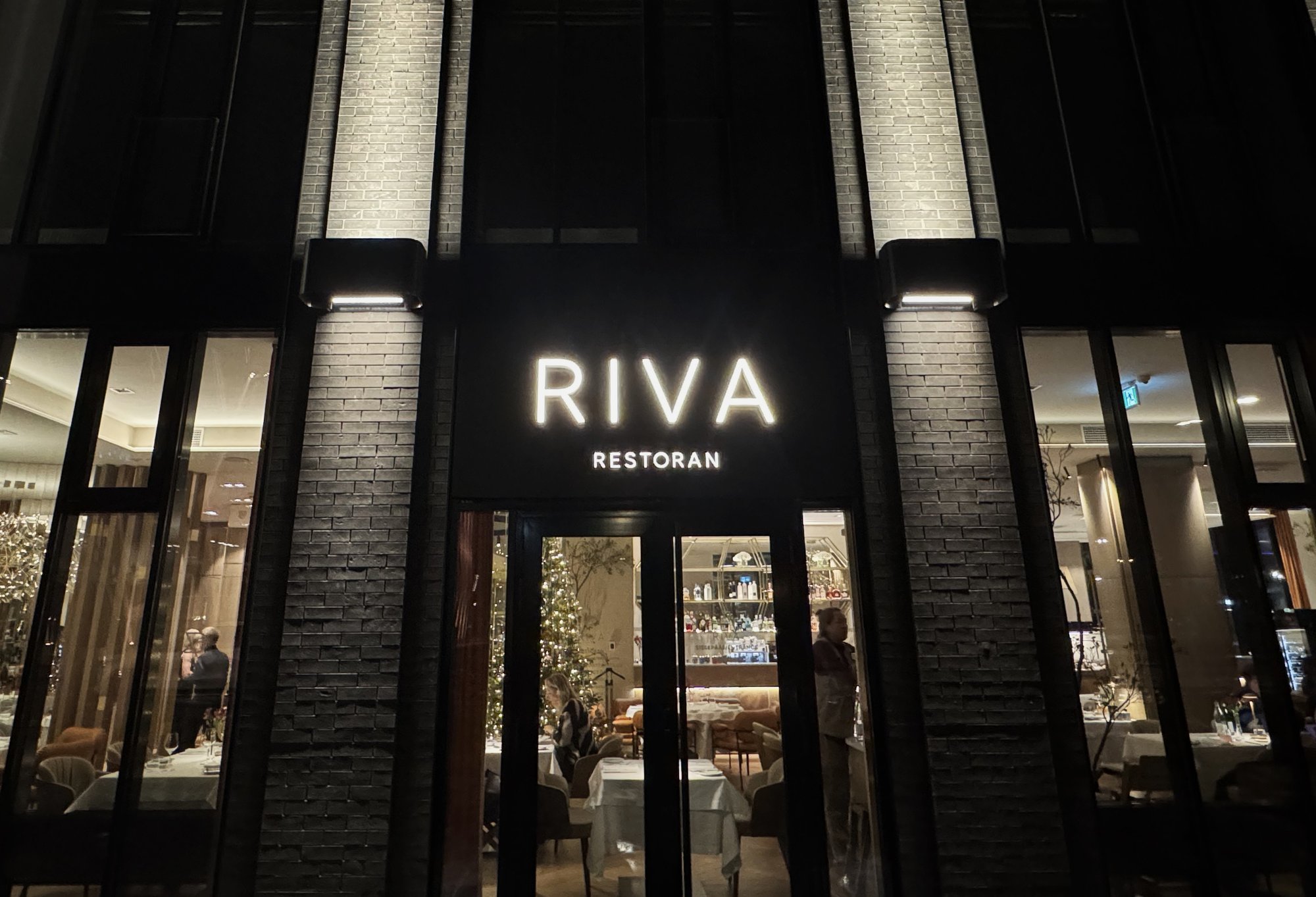 SALAKUULAJA | Äsja avatud RIVA, mida juhib „MasterChefi“ finalist Erik Prosvirin, astub restoranimaastikule märgatava enesekindlusega