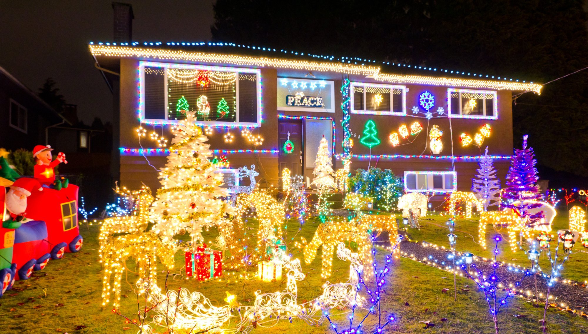 JURIST VASTAB | Mida teha, kui naabri vilkuvad ja värvilised jõulutuled mind häirivad?