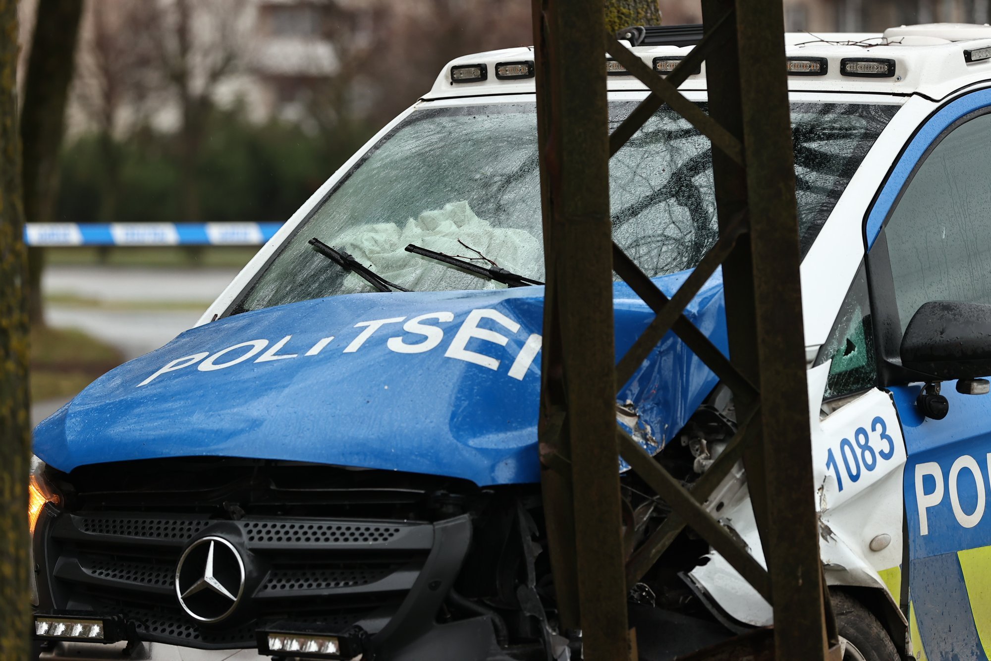 VIDEO ja FOTOD | Tallinnas sõitis politseibuss teelt välja vastu posti