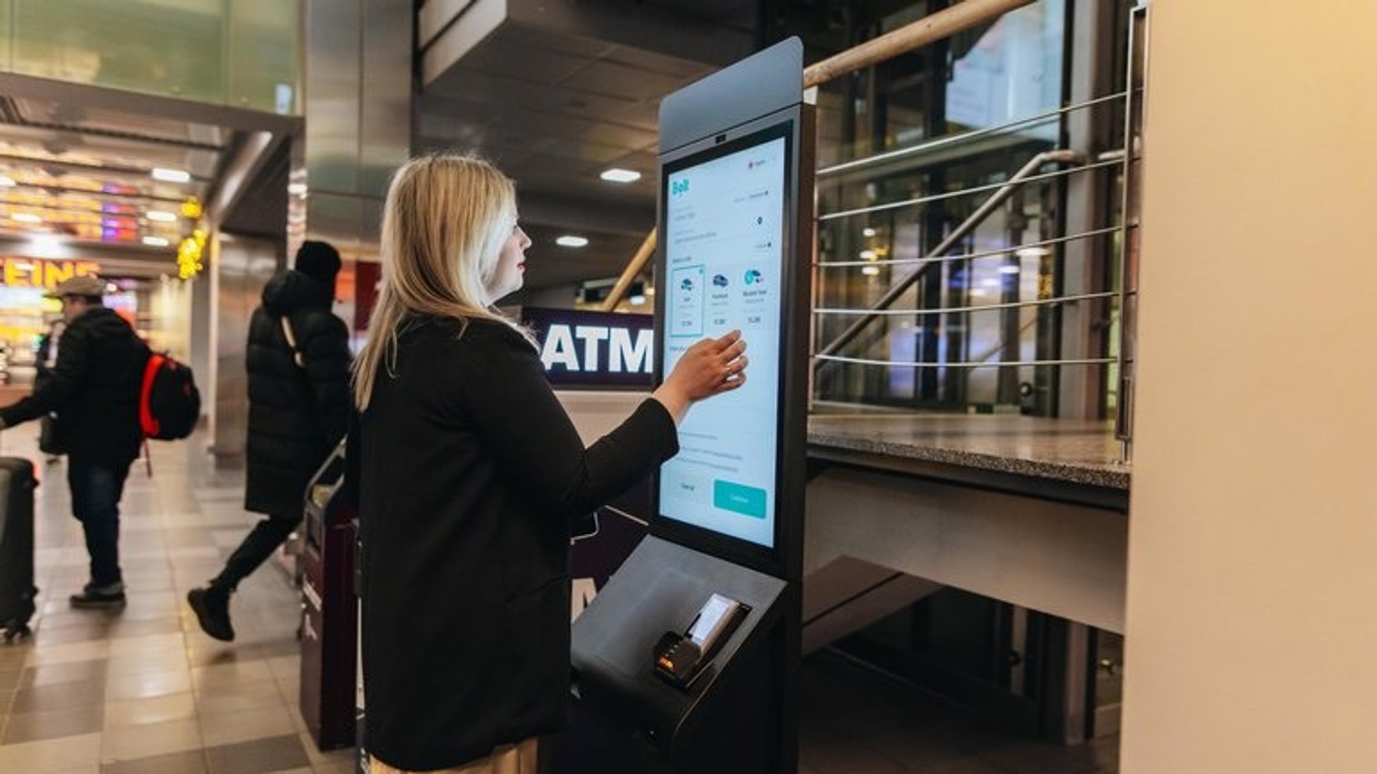 Uus lahendus: Riia lennujaamas saab tellida Bolti takso digitaalse ekraani kaudu