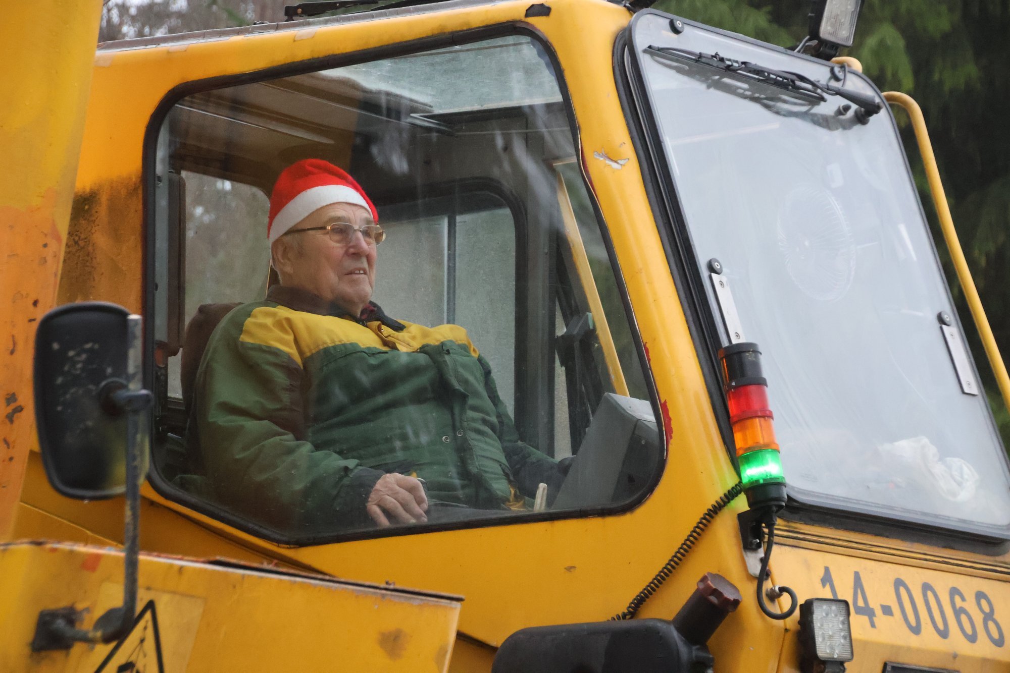 „Tund aega käis liiklus kuuse alt läbi.“ 55 aastat jõulupuid tõstnud Enn meenutab pöörasemaid hetki