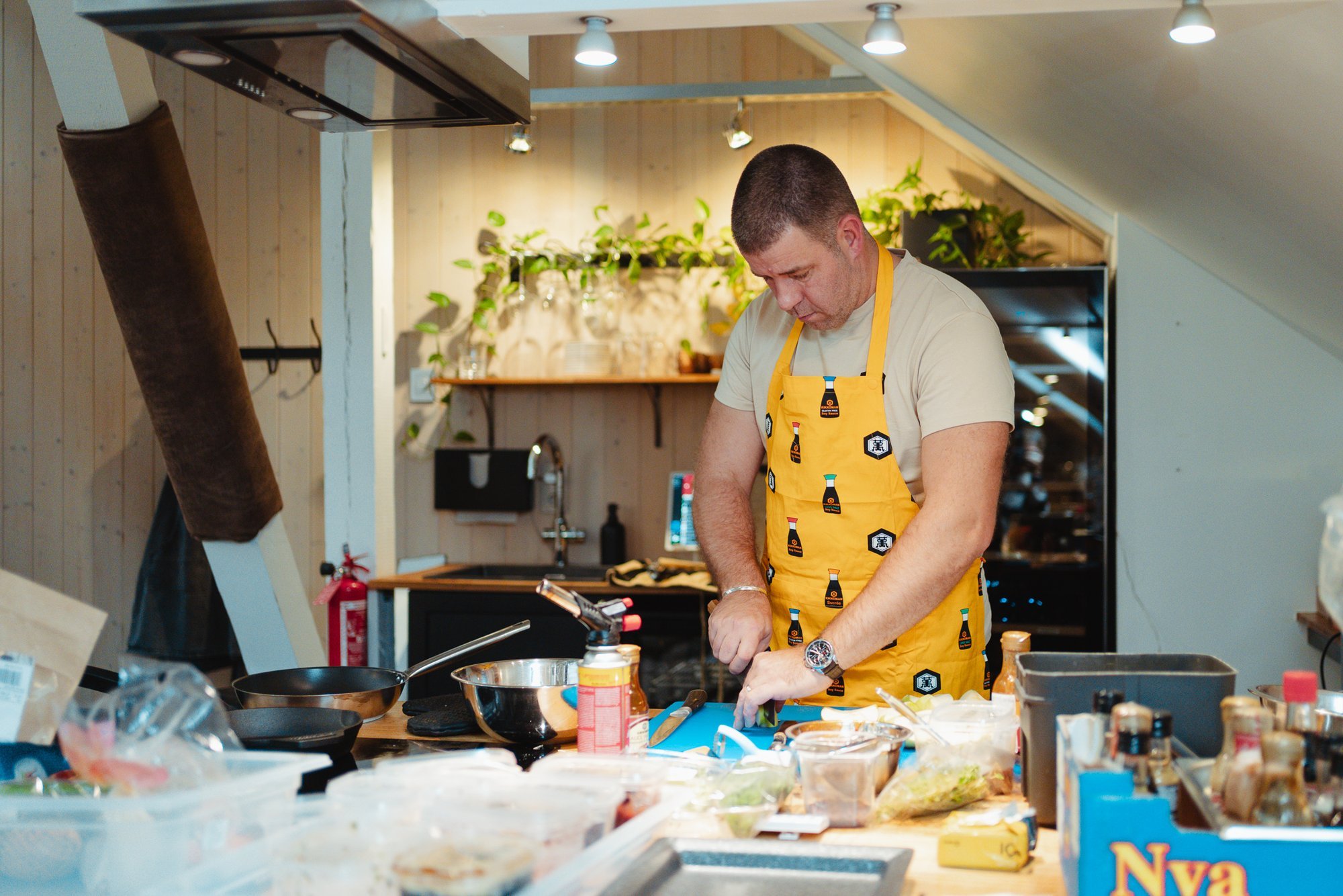 „MasterChefi“ võitja Ivari Voki talvised lemmikretseptid väikese Aasia vindiga: krõbe seakõht, põletatud lõhe ja eriti põnev jõulukapsas