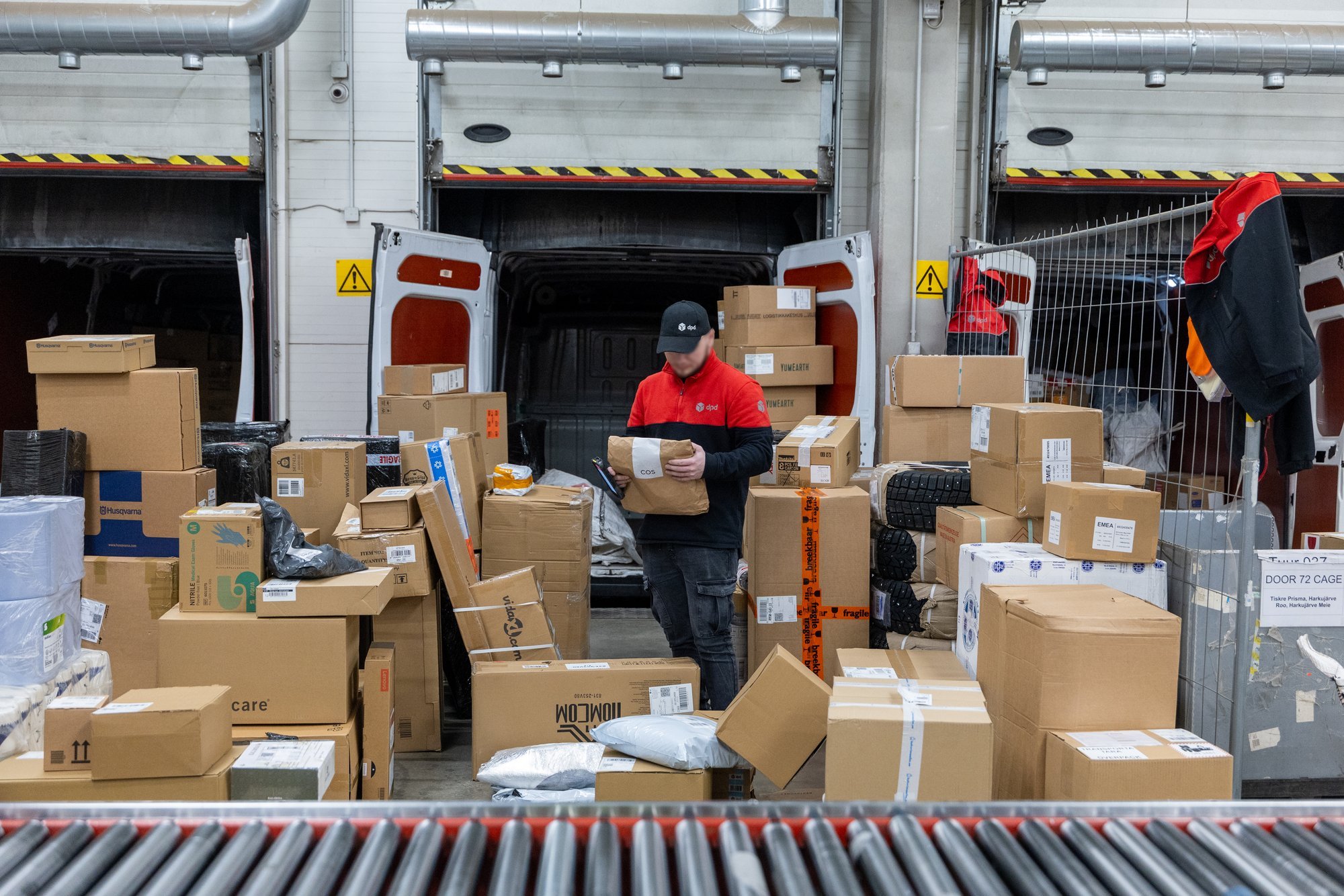 REPORTAAŽ | Pakikulleri jõulueelne tööpäev. Mis sinu pakiga toimub, enne kui selle kätte saad?