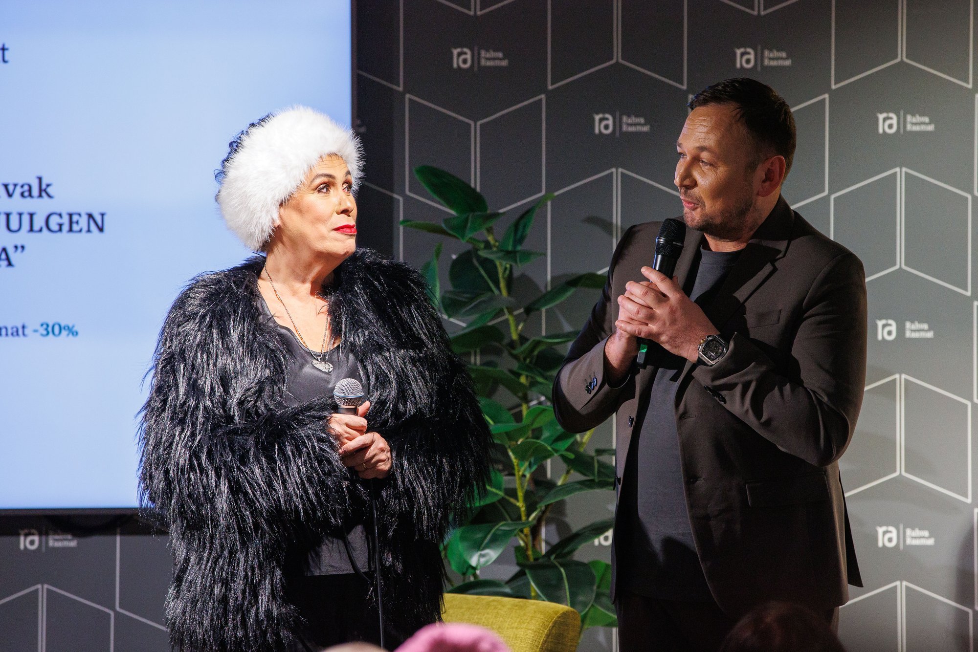 Kerdo Mölderi Facebooki seinale ilmus keset ööd postitus, kus ta süüdistas abikaasat petmises. Mölder: mu kontole häkiti sisse