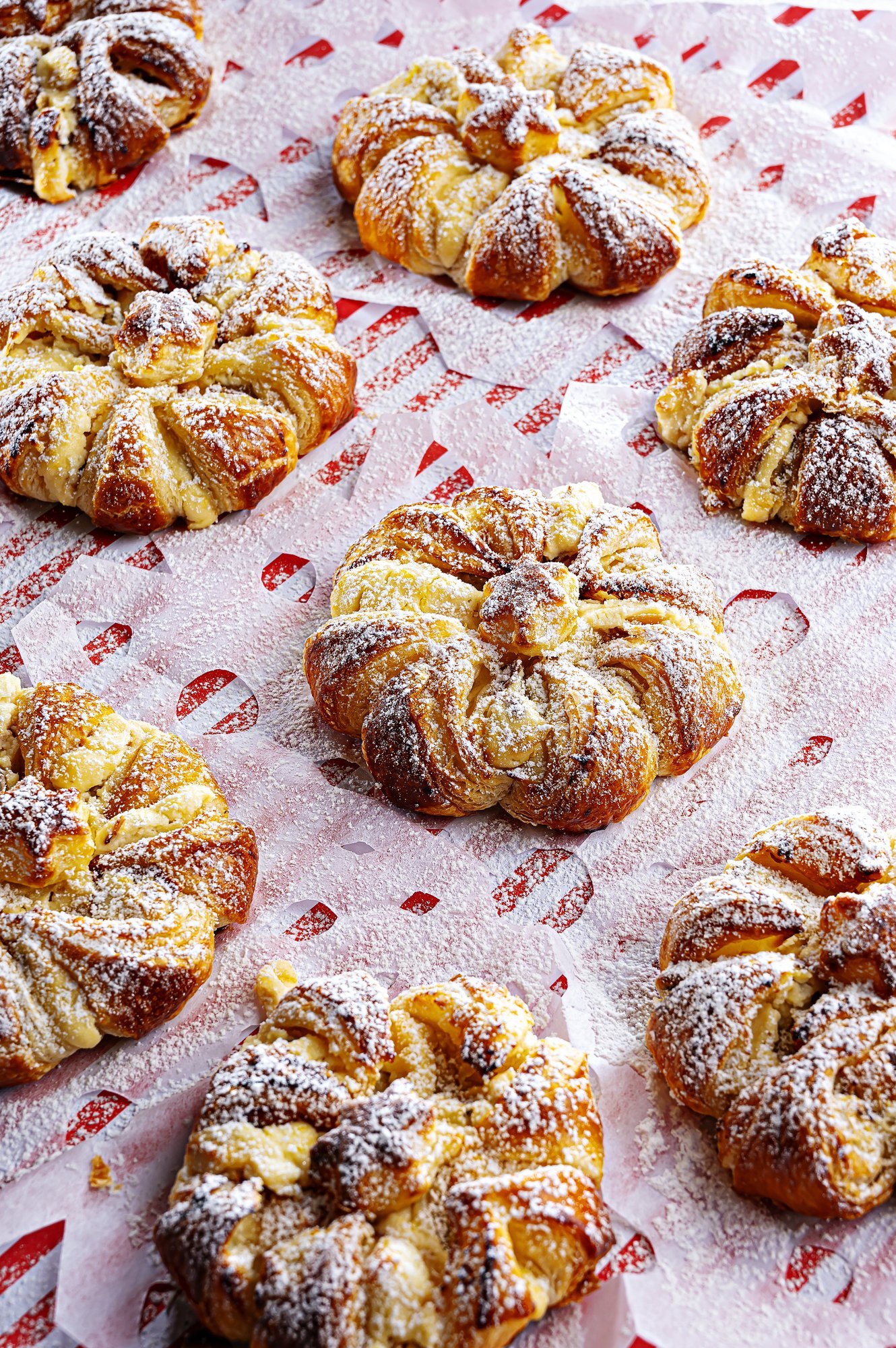 RETSEPT | Kui lund pole, tuleb lumehelbed ise teha: krõbeda katte ja pehme kohupiima-mandlisisuga lumehelbesaiakesed mandlitäidisega