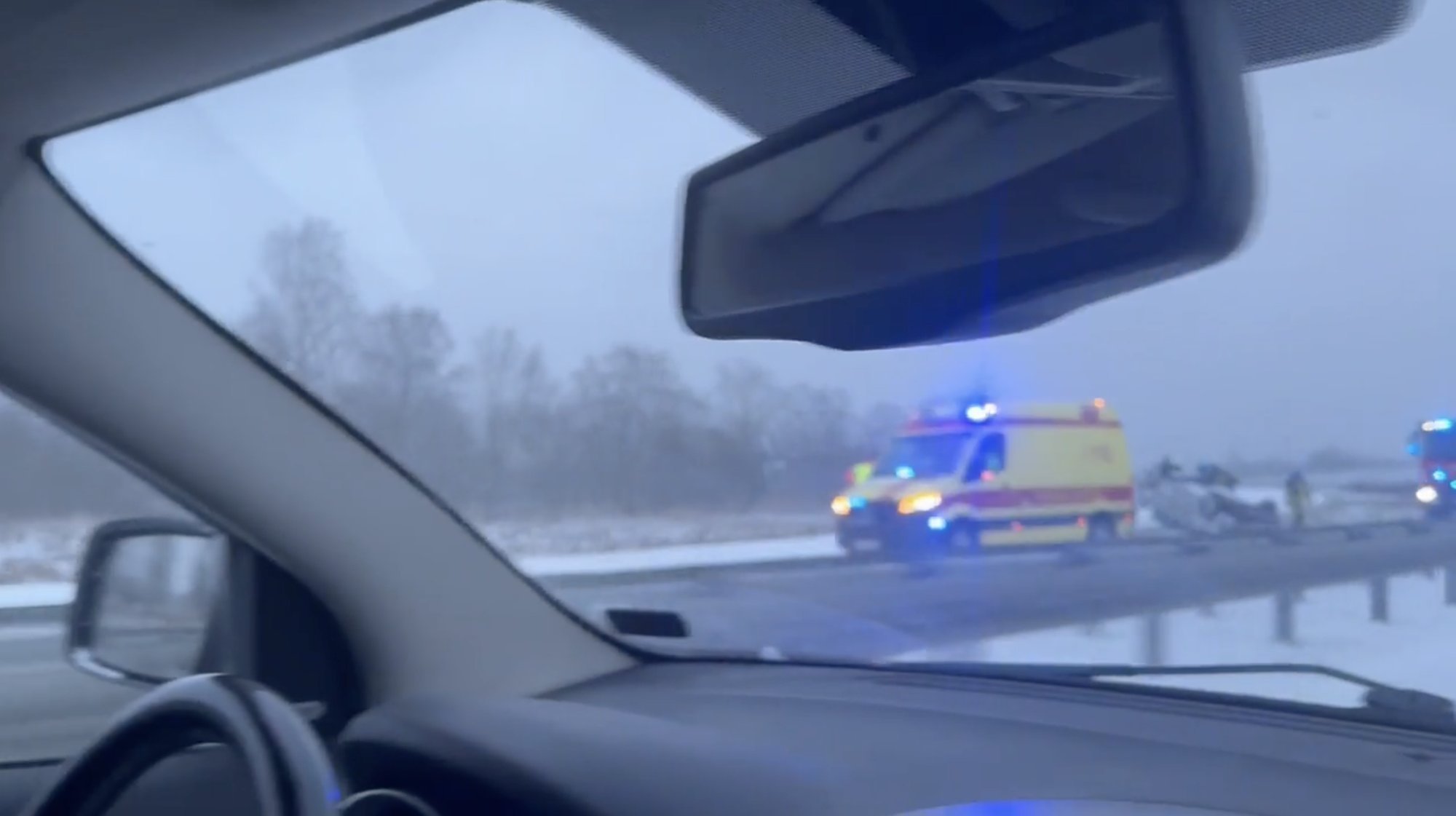 VIDEO | Jõhvi vallas maandus teelt välja sõitnud auto katusele