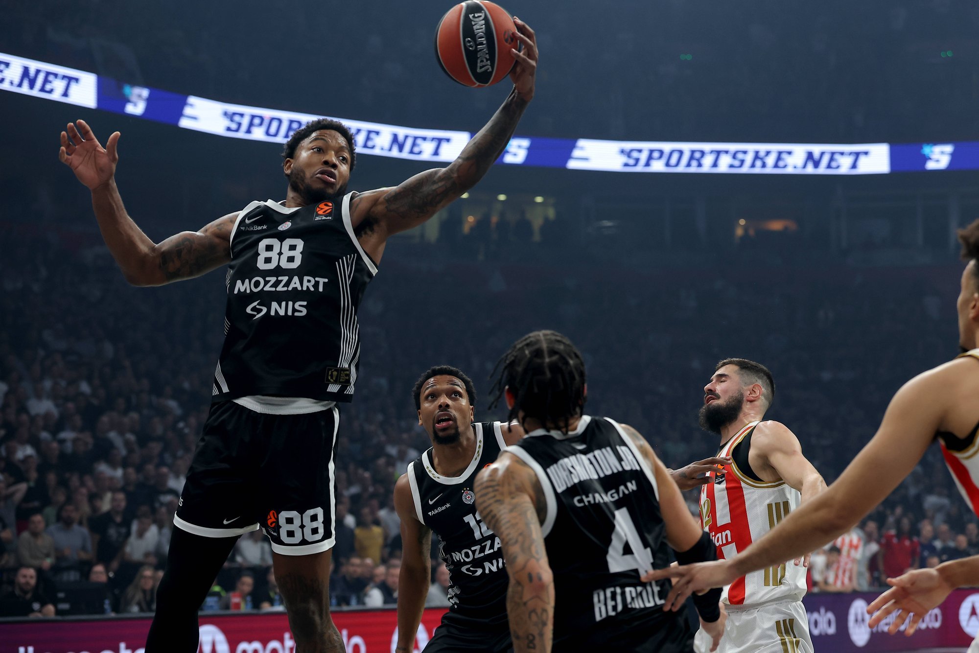 VIDEO | Kriisis Belgradi Partizani mängija läks fännidega sõnelema