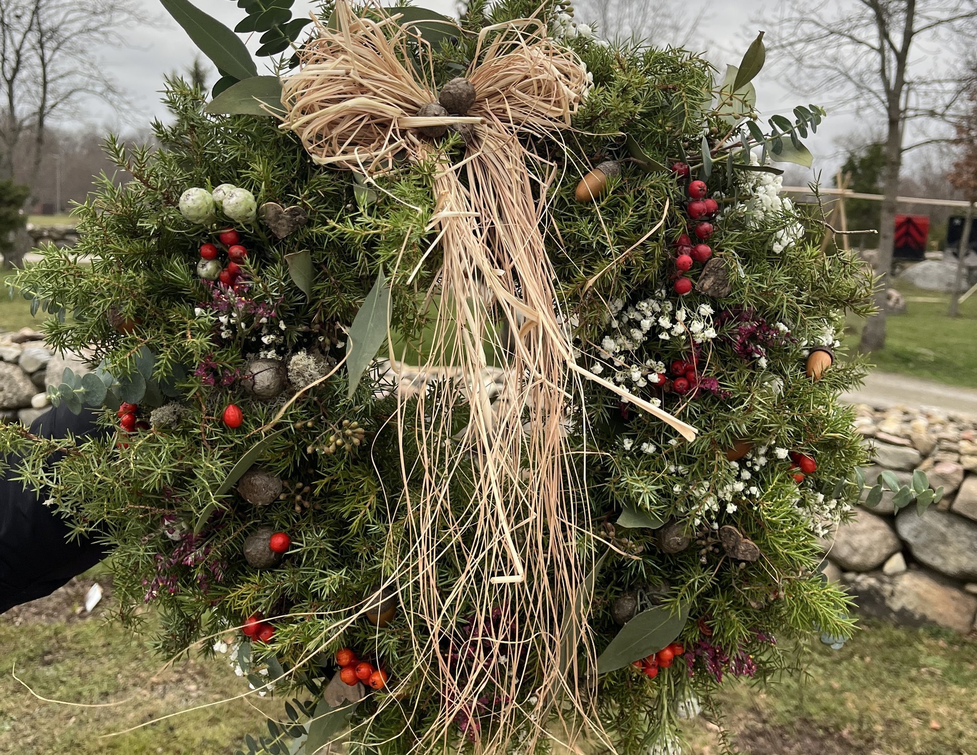 Rikkaliku ja lopsaka jõulupärja saab meisterdada loodusest korjatud materjalist