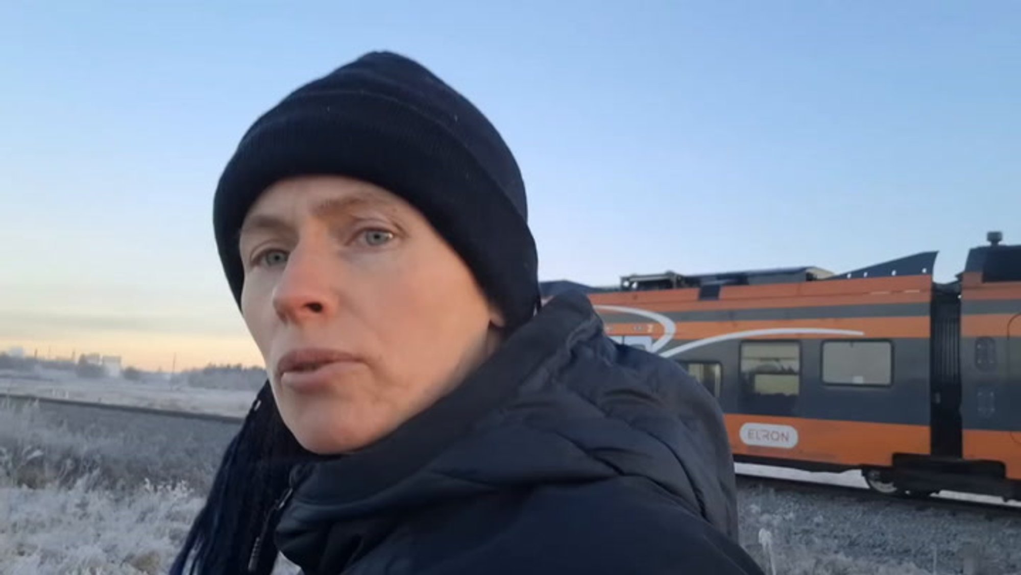 VIDEOD | „Teisel pool raudteed märkasin hukkunud veoautojuhti. Vaatepilt oli šokeeriv!“ Saku rongiõnnetus kolme reisija pilgu läbi