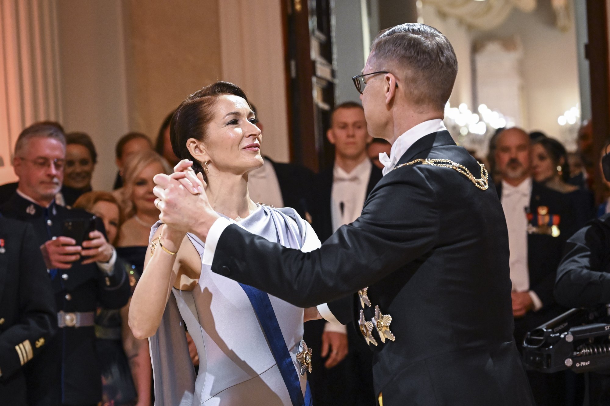 Soome presidendiballi külaline ei surunud Alexander Stubbi kätt. Nüüd avaldas ta põhjuse