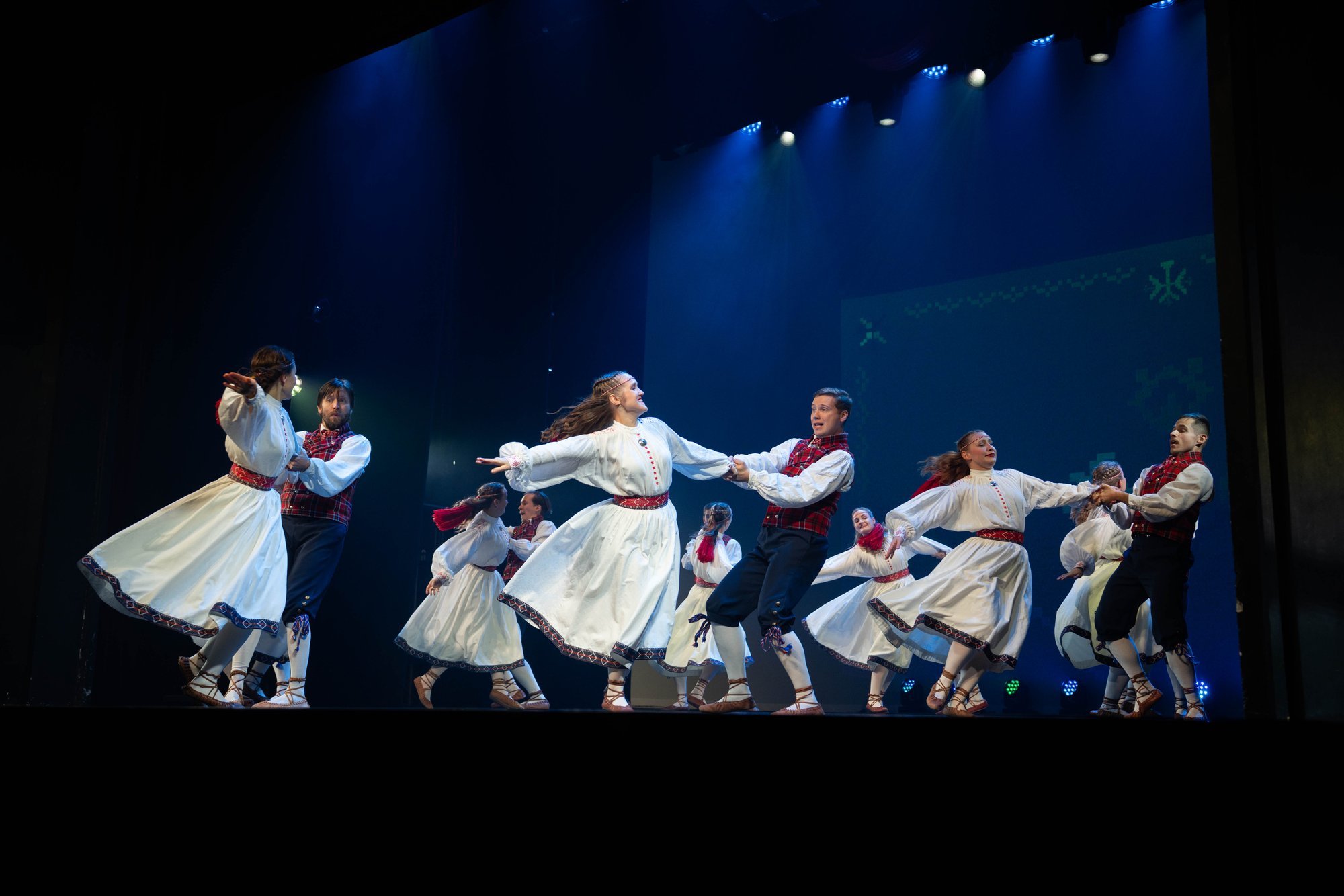 VIDEO | Energiapomm laval ehk 12 tuttuut rahvatantsu Eesti parimate ansamblite esituses